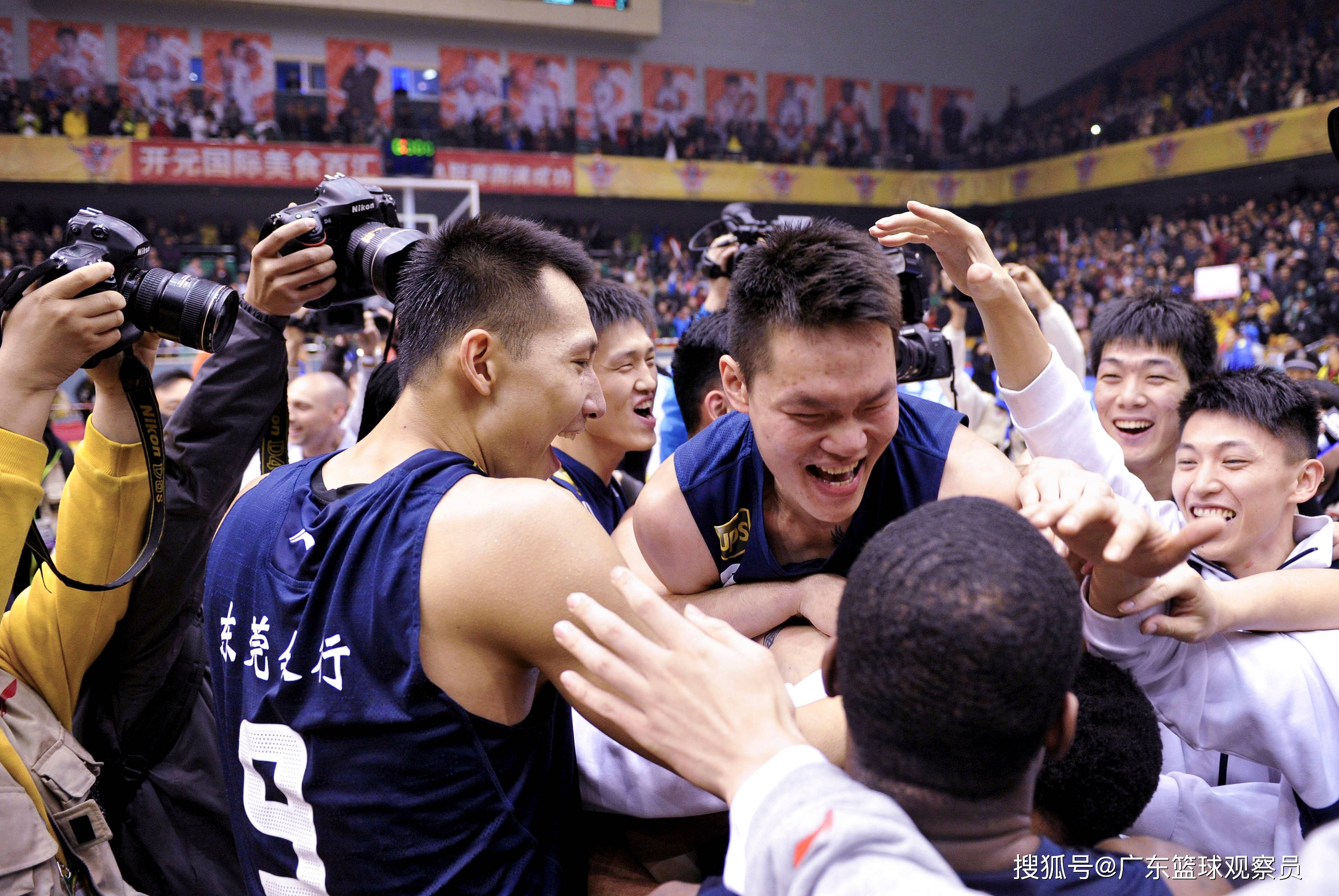 pg网址-广东宏远今晨临场应变阿扎伦卡关键节点回归赛场，媒体一致点评：今夜广州队备战CBA常规赛 